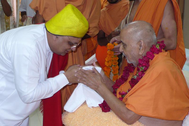 Mahant Devprasaddasji (Anandabava Ashram) meets Swamishri