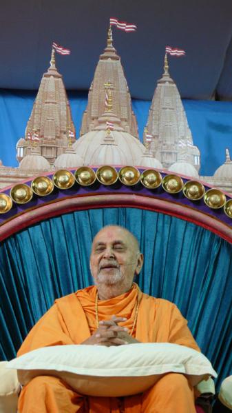 Swamishri blesses satsang assembly