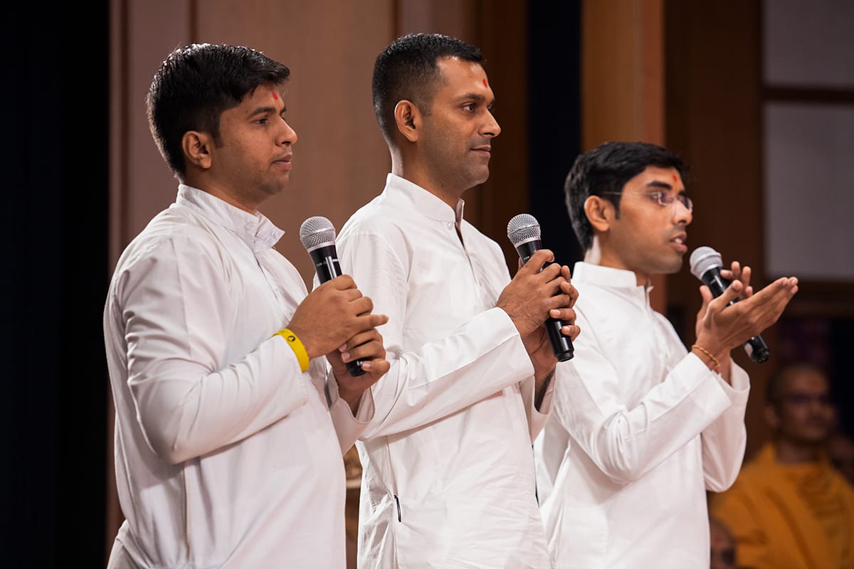 Youths present mukhpath before Swamishri