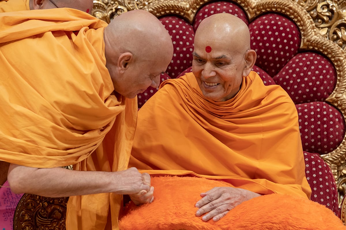 Pujya Viveksagar Swami converses with Swamishri