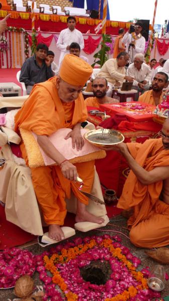 Shilanyas vidhi for shikharbaddh mandir in Jamnagar performed by Swamishri