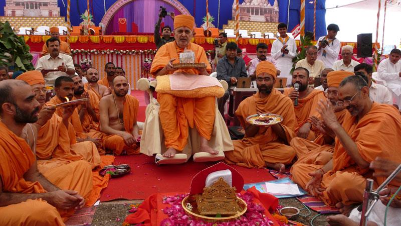Shilanyas vidhi for shikharbaddh mandir in Jamnagar performed by Swamishri