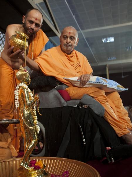Swamishri performs murti-pratishthta rituals of Shri Nilkanth Varni for Jaipur BAPS Swaminarayan Mandir