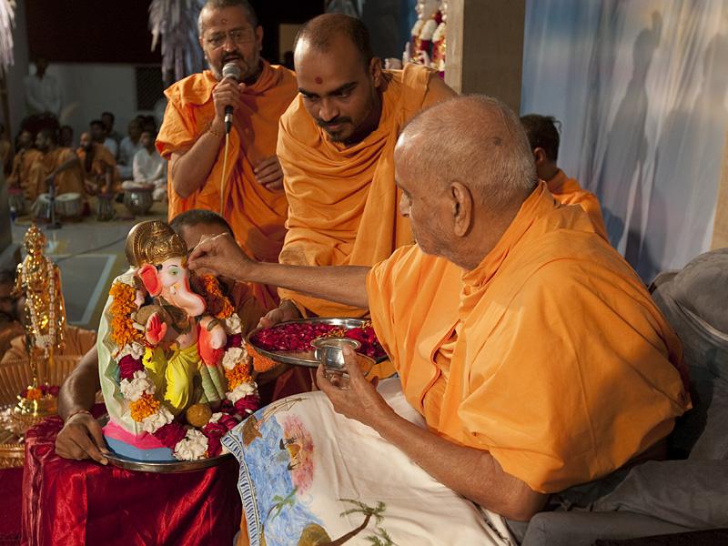 Swamishri performs Ganesh pujan