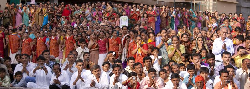Devotees respond with hearty Jai Swaminarayan to Swamishri