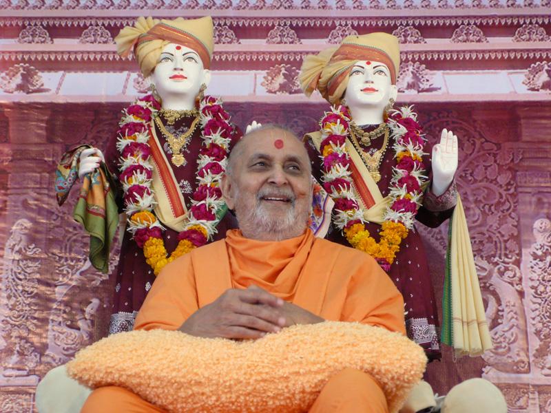Swamishri blesses satsang assembly