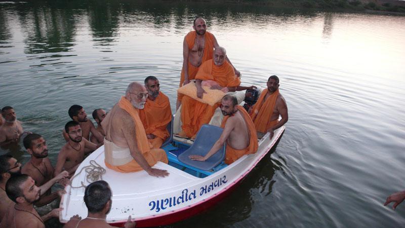 'Avya Hari Undne teerey...' Swamishri pleases devotees by giving darshan on the river Und