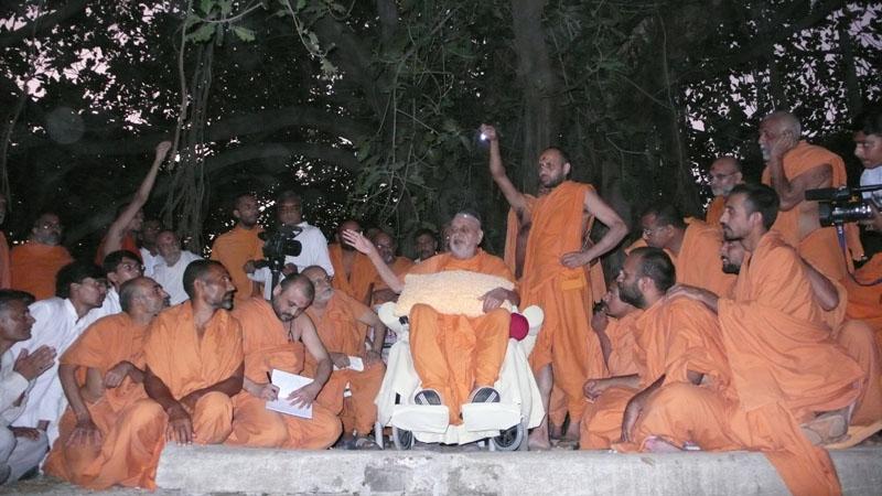 'Avya Hari Undne teerey...' Swamishri pleases devotees by giving darshan on the river Und