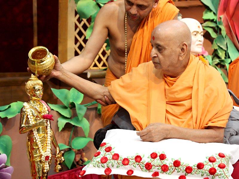 Swamishri performs murti-pratishtha rituals 