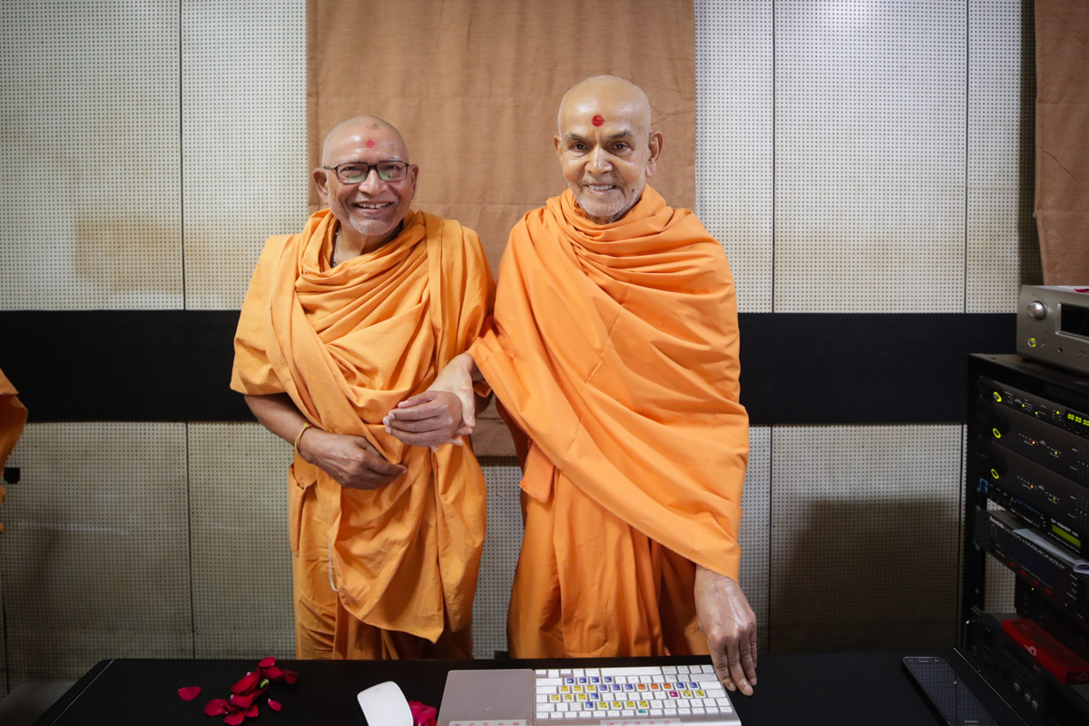 Pujya Bhaktipriya Swami (Kothari Swami) with Swamishri