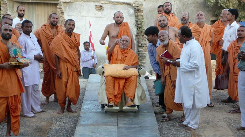 Swamishri visits the new shikharbaddh mandir construction site
