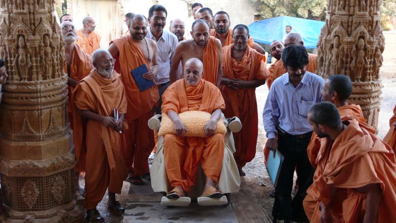 Swamishri visits the new shikharbaddh mandir construction site