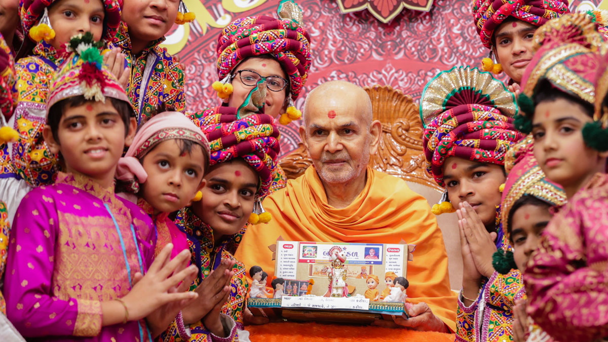 Children with Swamishri