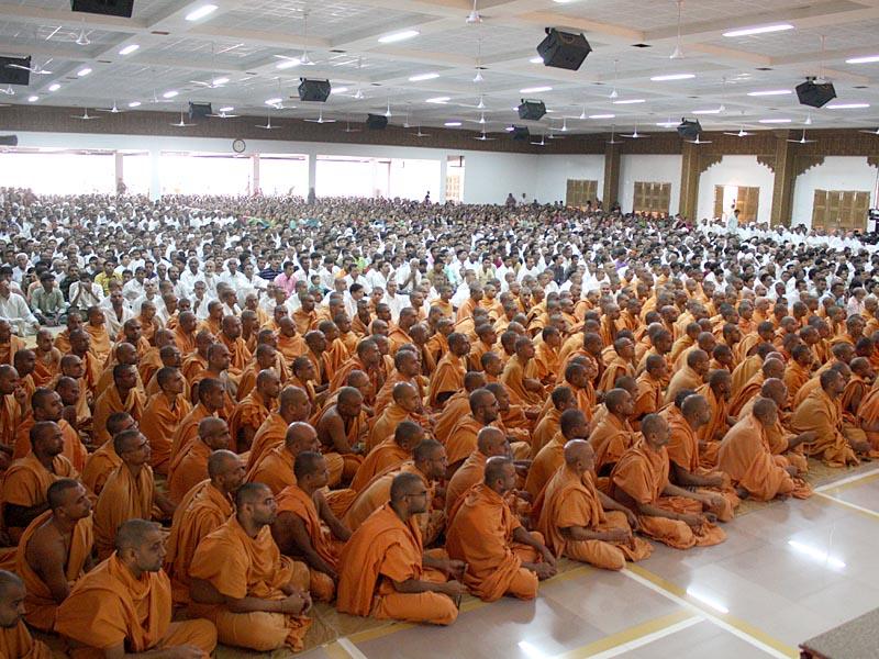 Sadhus and devotees during Swamishri's morning puja