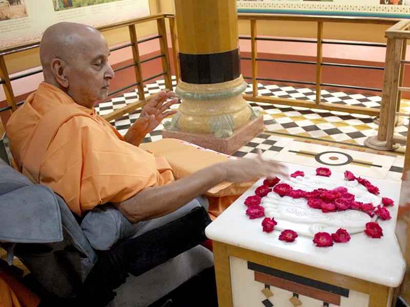 Swamishri engaged in darshan in Rang Mandap