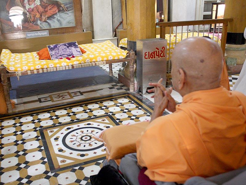 Swamishri engaged in darshan in Rang Mandap