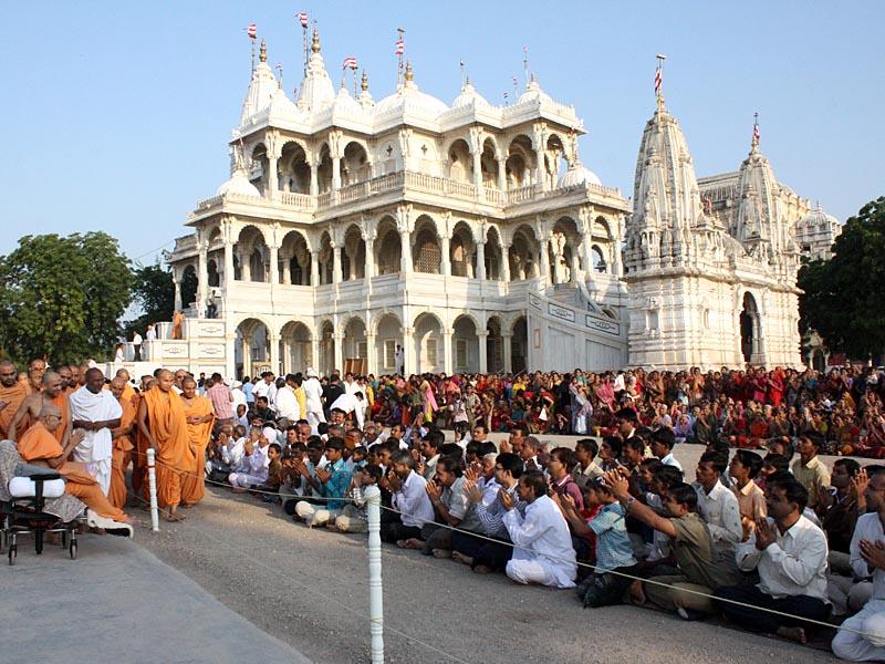 Swamishri blesses devotees while on his way to Smruti Mandir
