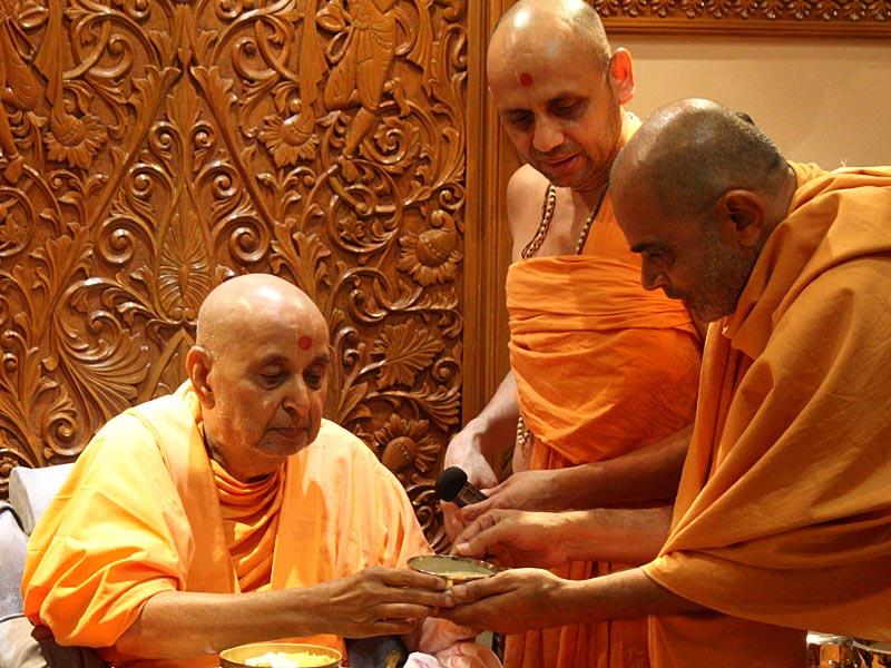 Swamishri has the sanctified dudhpak
