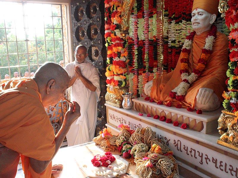Swamishri engaged in darshan of Shastriji Maharaj