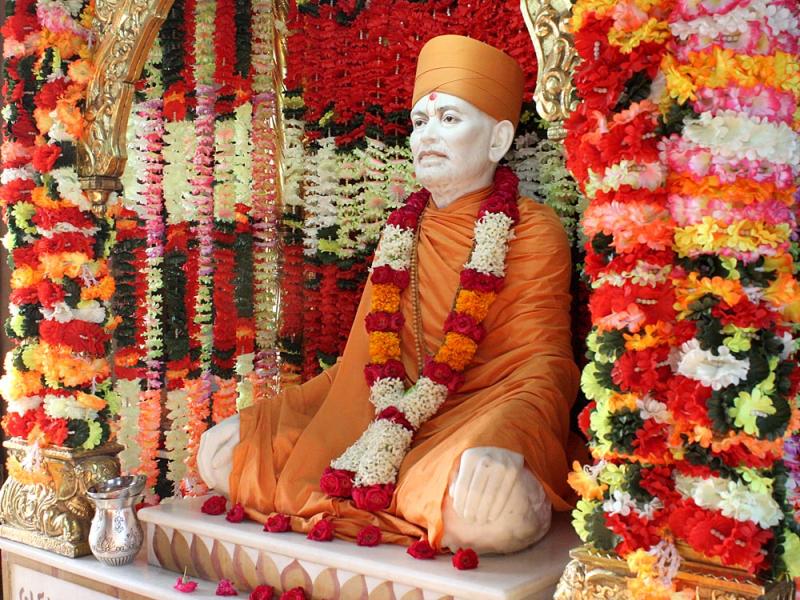 Swamishri engaged in darshan of Shastriji Maharaj