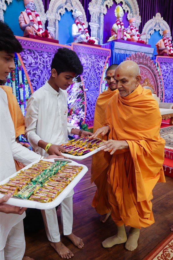 Swamishri sanctifies prasad for children