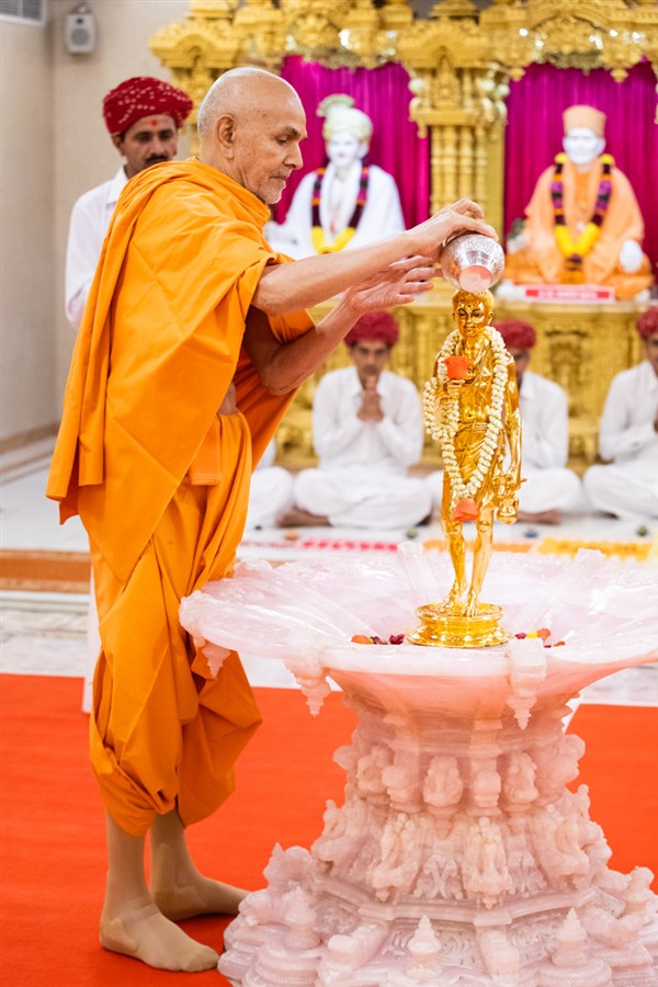 Param Pujya Mahant Swami Maharaj performs abhishek of Shri Nilkanth Varni