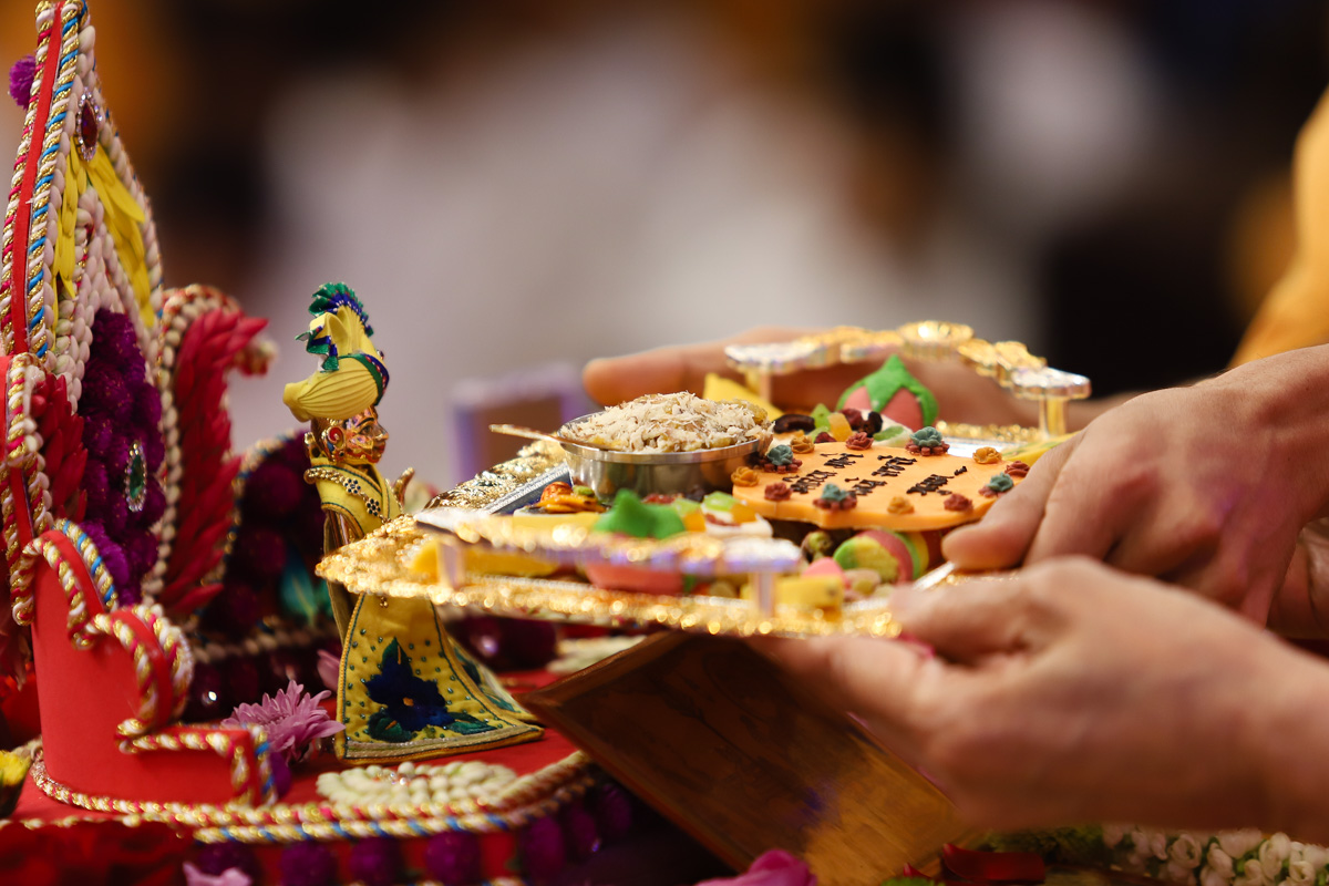 Swamishri offers thal to Shri Harikrishna Maharaj