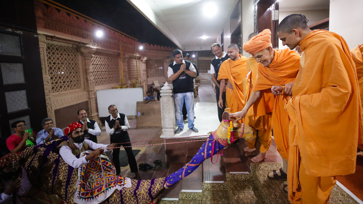 Swamishri blesses a performer