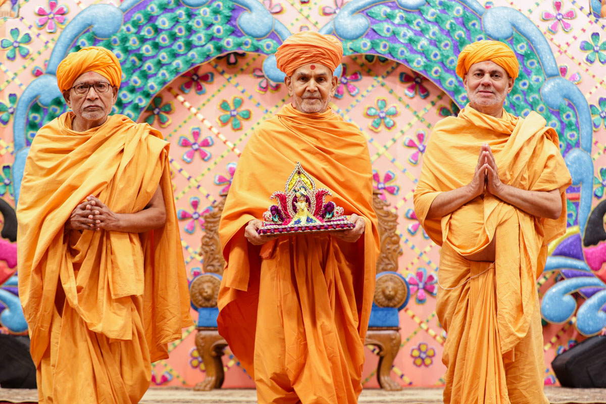 Swamishri, Pujya Kothari Swami and Pujya Viveksagar Swami with Shri Harikrishna Maharaj