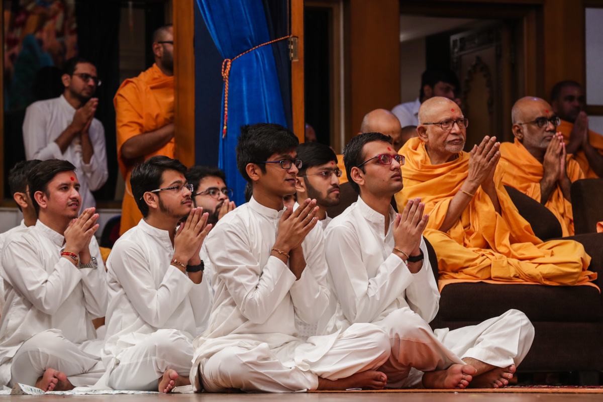 Pujya Bhaktipriya Swami (Kothari Swami) and devotees doing darshan of Swamishri