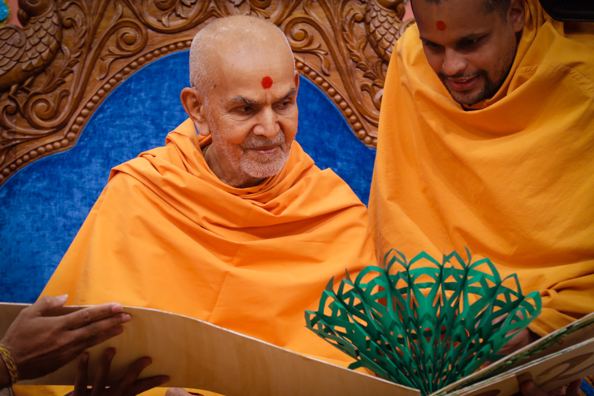 Swamishri sanctifies a card