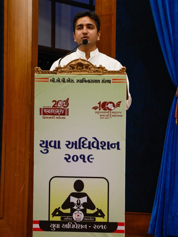 A youth addresses the evening satsang assembly