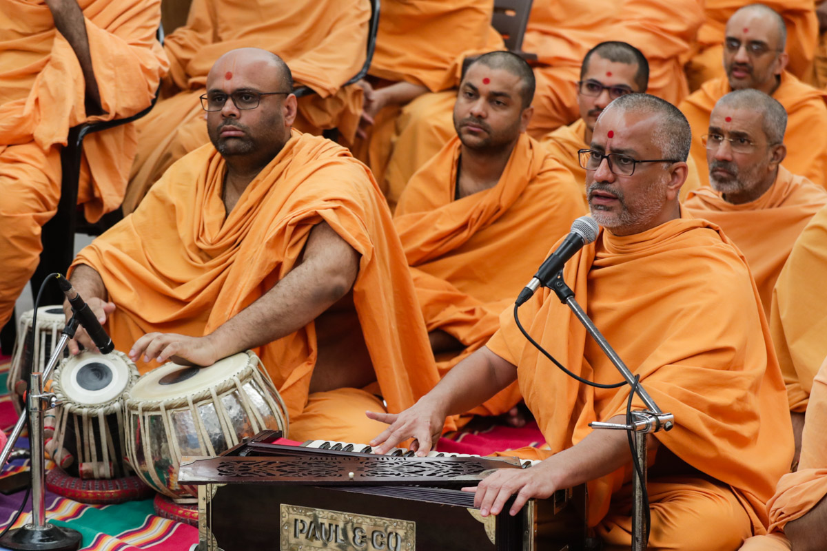 Sadhus sing kirtans in Swamishri's puja