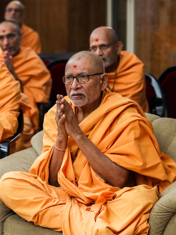 Pujya Bhaktipriya Swami (Kothari Swami) doing darshan of Swamishri