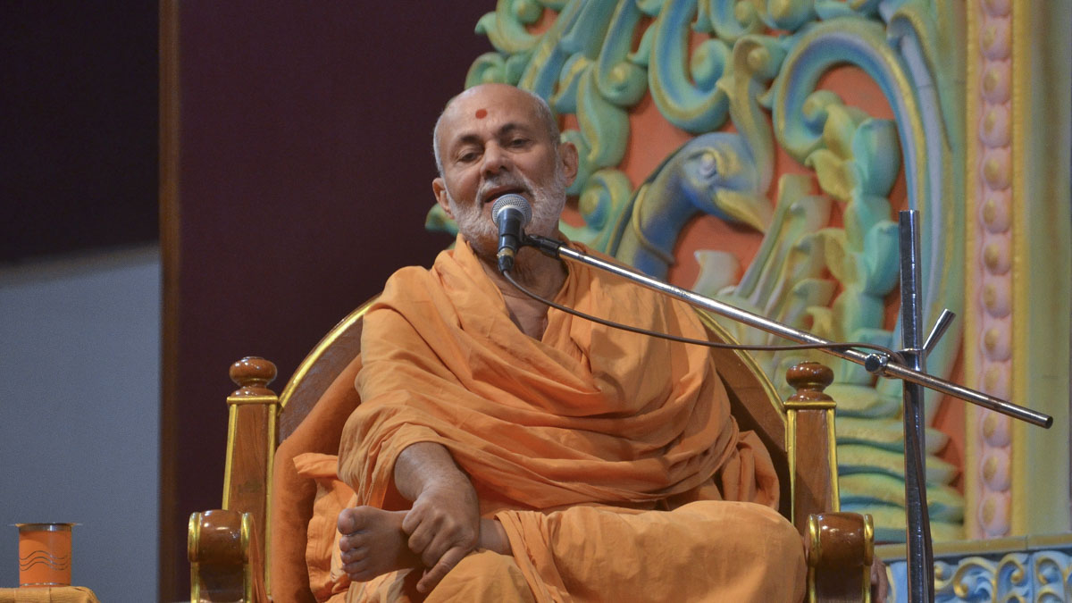 Pujya Viveksagar Swami addresses a shibir session