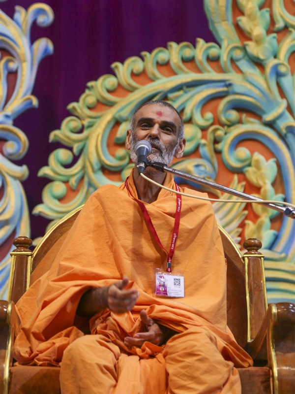 Anandswarup Swami addresses a shibir session