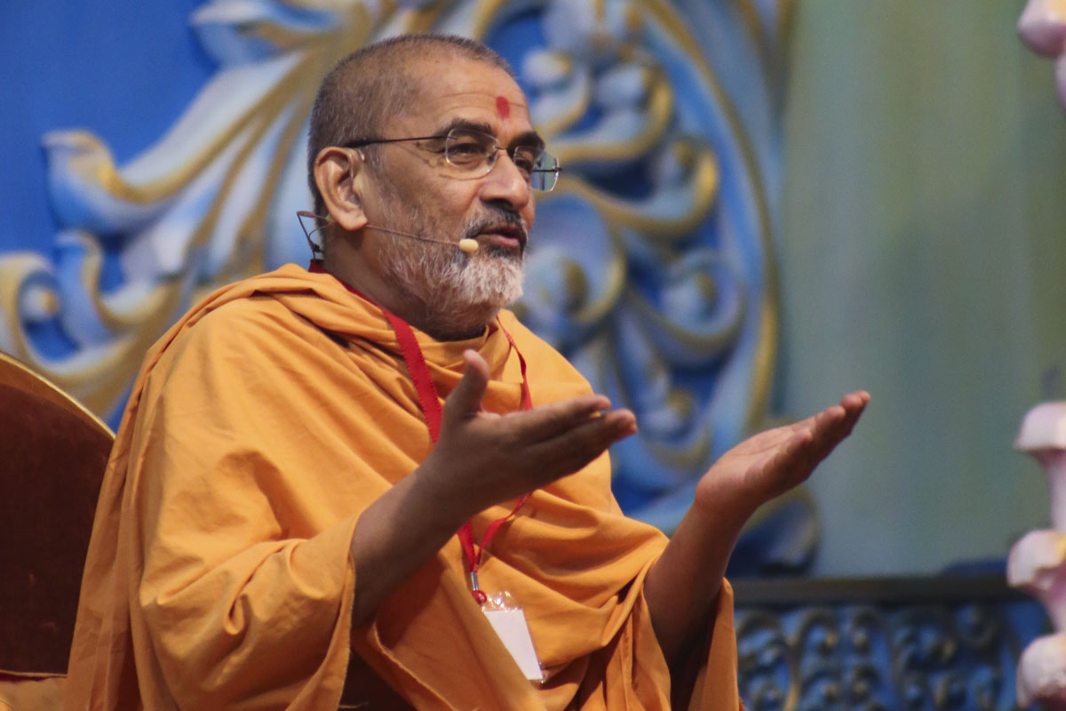 Brahmadarshan Swami addresses a shibir session