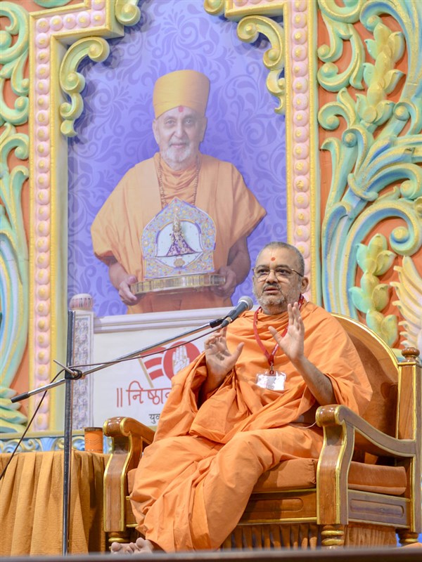 Bhadresh Swami addresses a shibir session