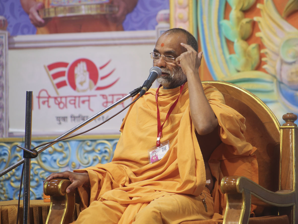 Bhaktisagar Swami addresses a shibir session