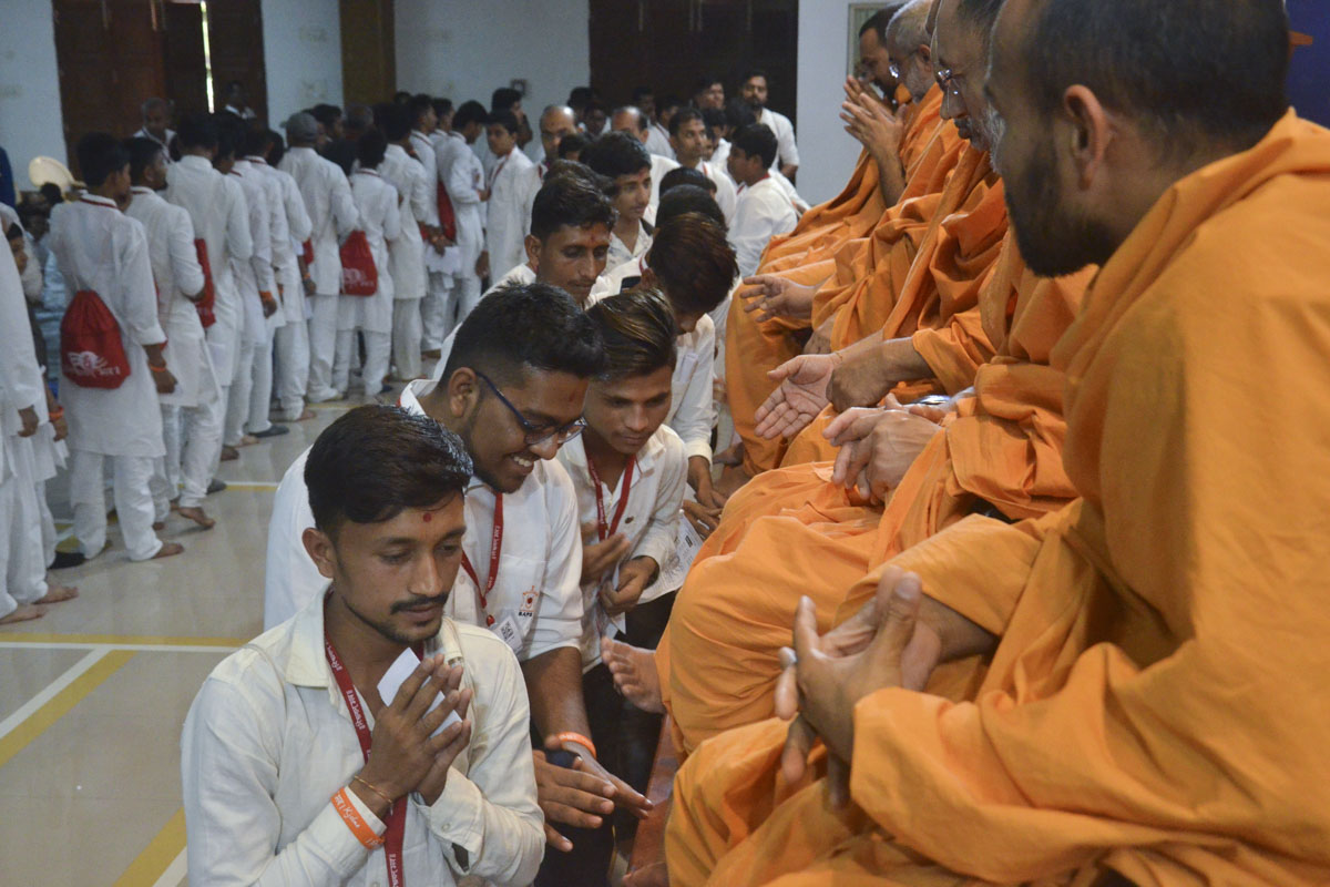 Yuvaks doing darshan of sadhus