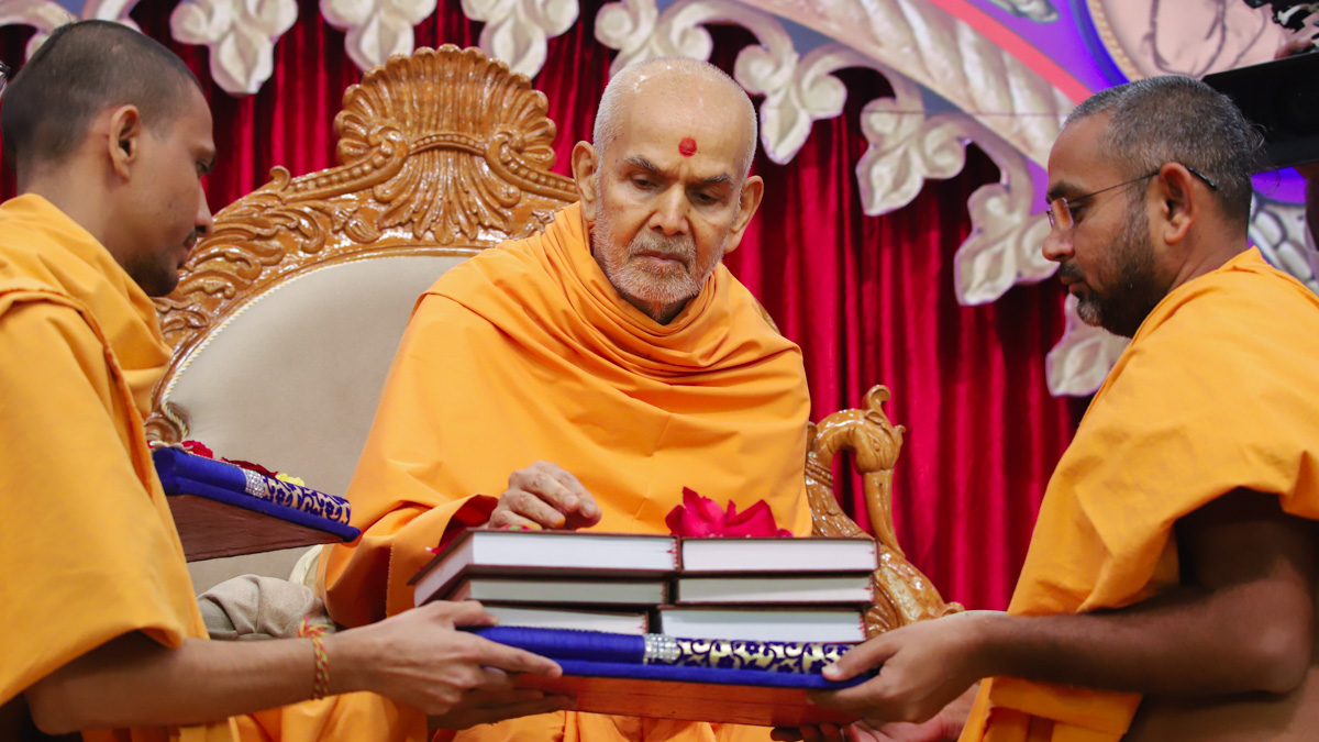 Swamishri sanctifies Akshar-Purushottam Darshan texts