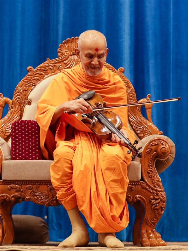 Swamishri sanctifies a violin