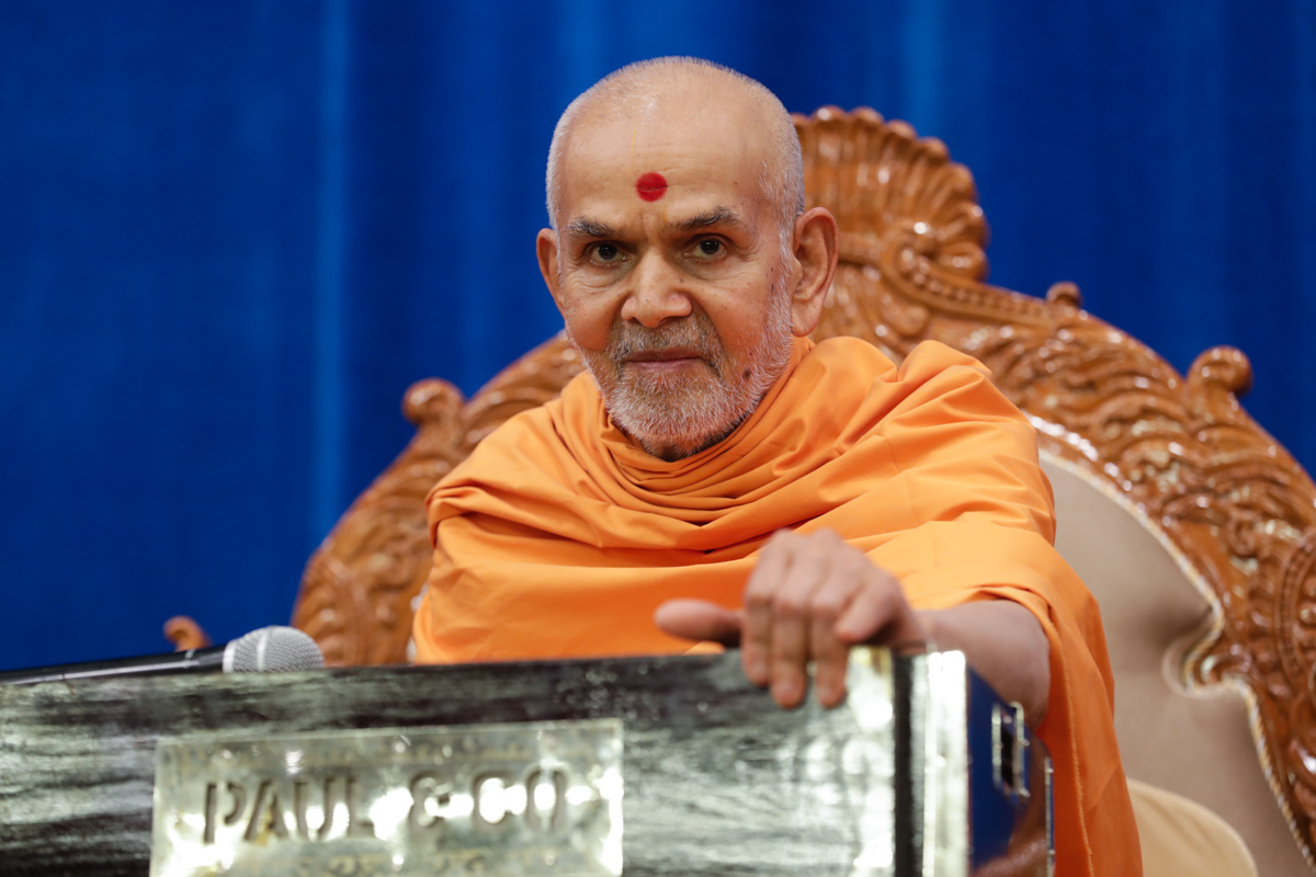 Swamishri sanctifies a harmonium