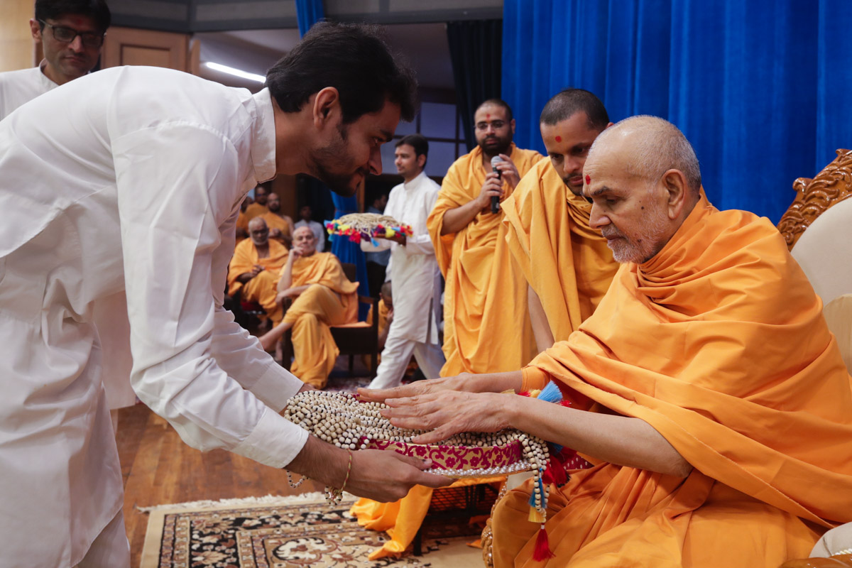 Swamishri sanctifies malas