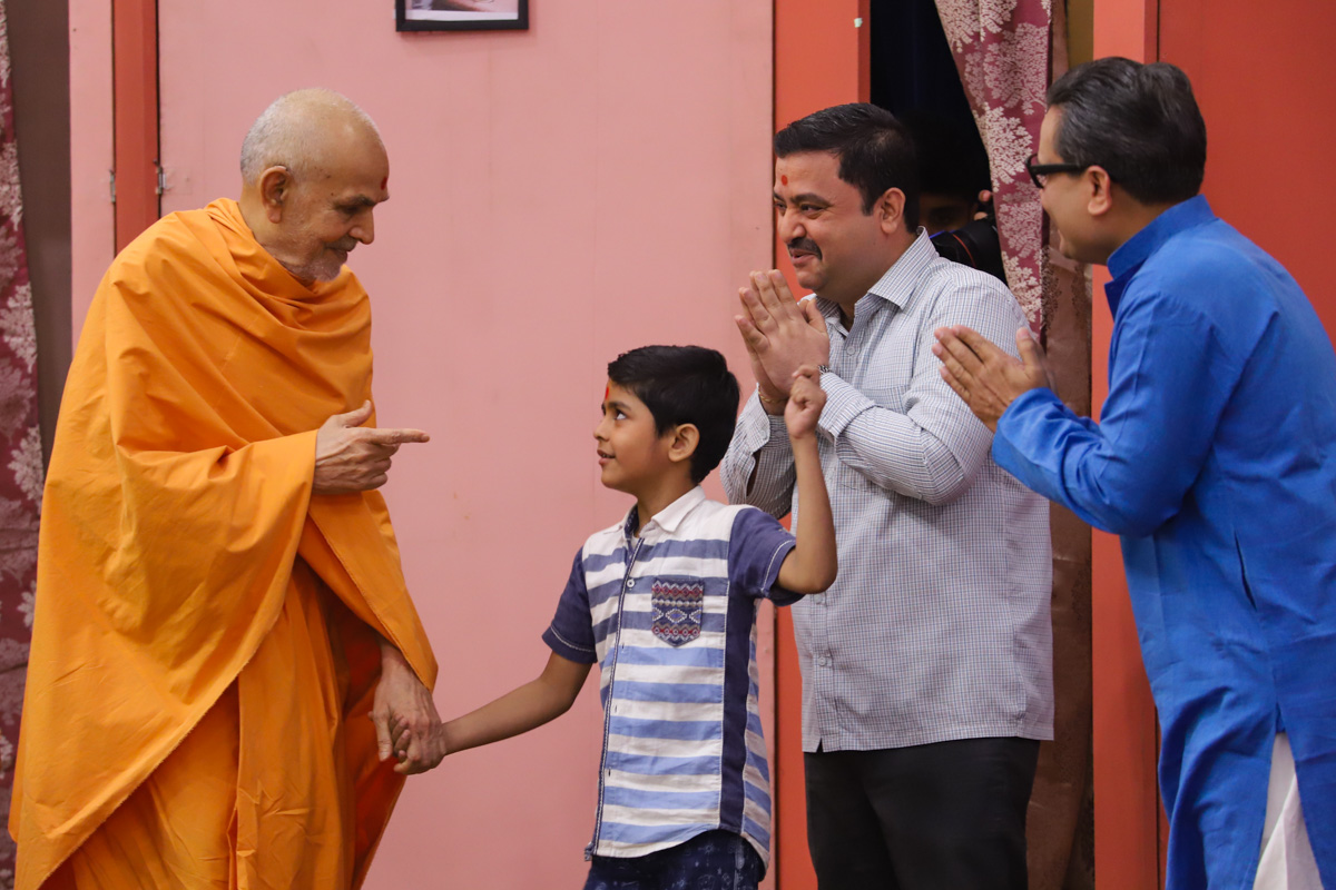 Swamishri arrives in the evening assembly during the skit