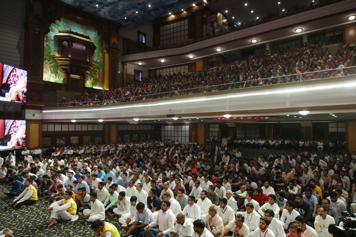 Devotees during the assembly