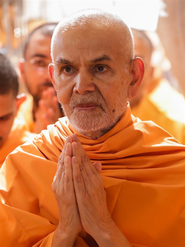 Swamishri greets devotees with 'Jai Swaminarayan'
