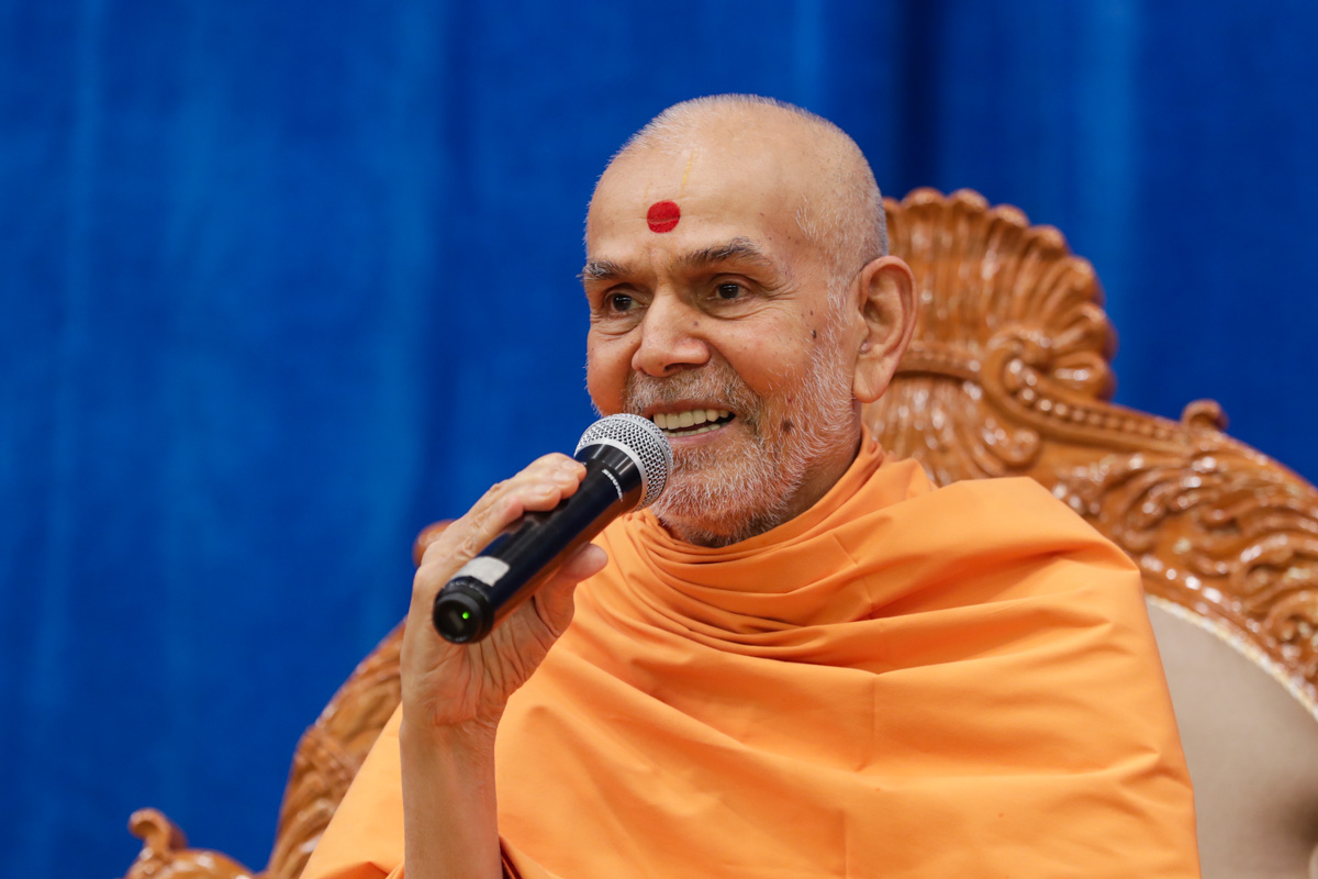 Swamishri blesses the karyakar assembly