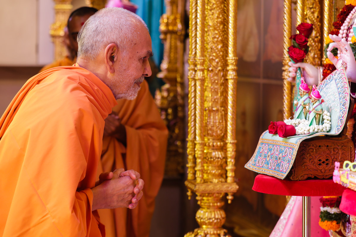 Swamishri engrossed in the darshan of Shri Jabreshwar Maharaj