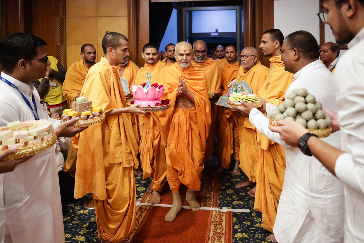 Swamishri arrives in the evening Annakut Din assembly